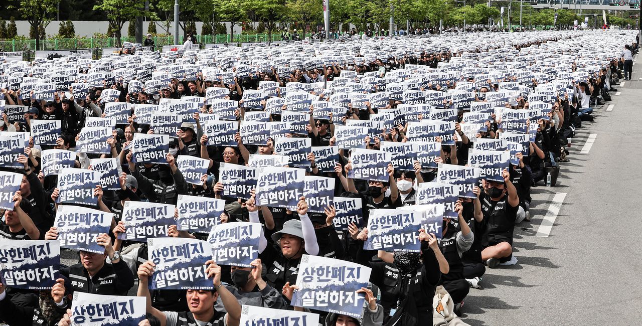 삼성전자 노조 요구안이 반도체 부문에 편중되자 비반도체 부문 노조원들의 이탈이 확산하고 있다. 사진은 지난달 23일 삼성전자 노조원들이 평택사업장 일대에서 결의대회를 하는 모습. 김경록 기자