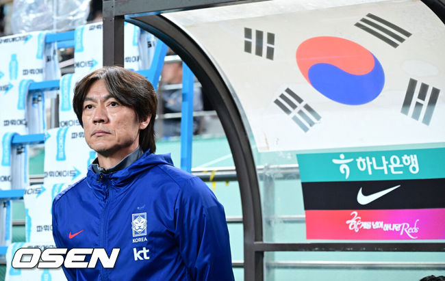 [OSEN=서울월드컵경기장, 조은정 기자]홍명보 감독이 이끄는 대한민국 대표팀과 파라과이의 A매치 평가전이 14일 오후 서울월드컵경기장에서 열렸다.'남미 강호' 파라과이는 지난 10일 일본 원정에서 2-2 무승부를 거두고 온 팀이다. 이번 경기는 홍명보호의 2026 북중미 월드컵 포트 배정을 두고도 중요한 일전이다.현재 한국은 오스트리아, 호주, 에콰도르와 치열한포트 2 막차 경쟁을 벌이고 있다.경기 전 대한민국 홍명보 감독이 그라운드를 바라보고 있다. 2025.10.14 /cej@osen.co.kr