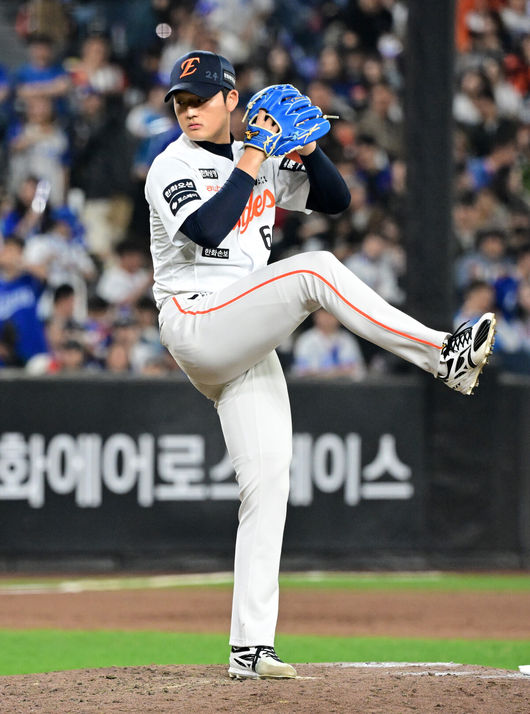 [OSEN=대전, 지형준 기자] 15일 대전 한화생명 볼파크에서 2026 신한 SOL KBO리그 한화 이글스와 삼성 라이온즈의 경기가 열렸다.4연패 중인 한화는 윌켈 에르난데스, 5연승을 노리는 삼성은 양창섭이 선발로 나섰다.7회초 한화 강건우가 역투하고 있다. 2026.04.15/ jpnews@osen.co.kr