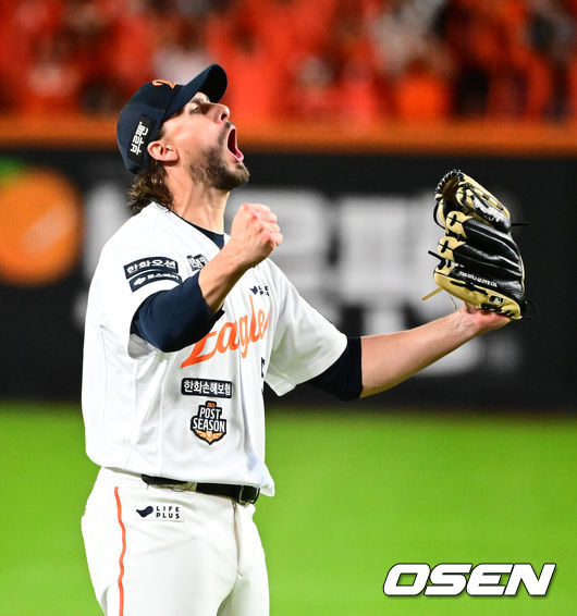 [OSEN=대전, 지형준 기자] 드디어 한화 이글스에 우승의 때가 왔다.프로야구 한화 이글스는 24일 대전 한화생명볼파크에서 열린 2025 신한 SOL뱅크 KBO 플레이오프(5전 3선승제) 삼성 라이온즈와의 5차전에서 11-2 완승을 거뒀다.정규시즌 2위에 올라 플레이오프에 직행한 한화는 시리즈 전적 3승 2패로 한국시리즈행 티켓을 거머쥐었다. 2006년 이후 19년 만에 한국시리즈 진출이다. 반면 NC 다이노스와 와일드카드 결정전(1승 1패), SSG 랜더스와 준플레이오프(3승 1패)를 거쳐 플레이오프에 오른 4위 삼성은 투혼의 명승부에도 2년 연속 한국시리즈 진출이 좌절됐다.경기를 마치고 한화 와이스가 승리를 기뻐하고 있다. 2025.10.24 /jpnews@osen.co.kr