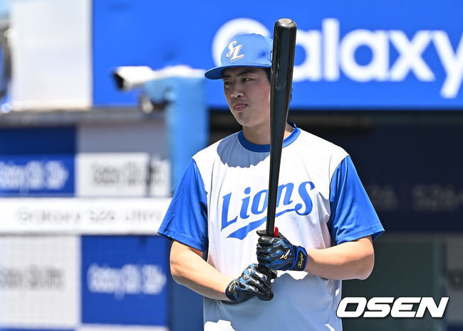 [OSEN=대구, 이석우 기자] 5일 대구삼성라이온즈파크에서 2026 신한 SOL KBO 리그 삼성 라이온즈와 키움 히어로즈의 경기가 열린다. 홈팀 삼성은 오러클린이, 방문팀 키움은 오석주가 선발 출전한다. 삼성 라이온즈 구자욱이 부상 회복 후 훈련을 하고 있다. 2026.05.05 / foto0307@osen.co.kr