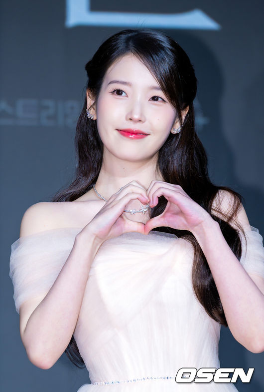 [OSEN=민경훈 기자] 6일 오후 서울 강남구 조선 팰리스 서울 강남 더 그레이트홀에서 MBC 새 금토드라마 '21세기 대군부인'(극본 유지원/연출 박준화, 배희영) 제작발표회가 열렸다.'21세기 대군부인'은 21세기 입헌군주제 대한민국을 배경으로 모든 걸 가진 재벌이지만 신분이 평민이라 짜증스러운 여자 성희주(아이유 분)와 왕의 아들이지만 아무것도 가질 수 없어 슬픈 남자 이안대군(변우석 분)의 운명 개척 신분 타파 로맨스를 담은 드라마다.배우 아이유가 포토타임을 갖고 있다. 2026.04.06 / rumi@osen.co.kr