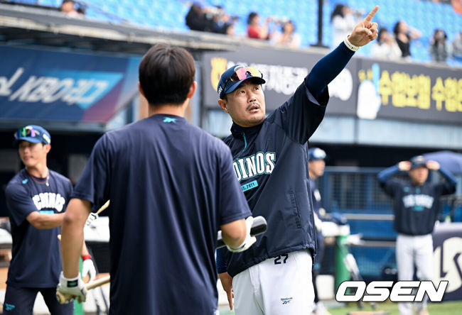 [OSEN=잠실, 조은정 기자]2일 서울 잠실야구장에서 ‘2026 신한 SOL KBO리그’ LG 트윈스와 NC 다이노스의 경기가 열린다.홈팀 LG는 송승기, 방문팀 NC는 버하겐을 선발로 내세웠다. NC 이호준 감독이 신재인의 타격을 지도하고 있다. 2026.05.02 /cej@osen.co.kr