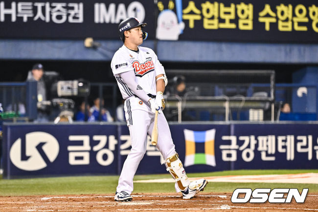 [OSEN=잠실, 박준형 기자] 28일 오후 서울 잠실구장에서 2026 신한 SOL KBO리그 두산 베어스와 삼성 라이온즈의 경기가 진행됐다.이날 두산은 곽빈을, 삼성은 후라도를 선발투수로 내세웠다. 4회말 두산 양석환이 헛스윙 삼진아웃 된뒤 아쉬워하고 있다.    2026.04.28 / soul1014@osen.co.kr