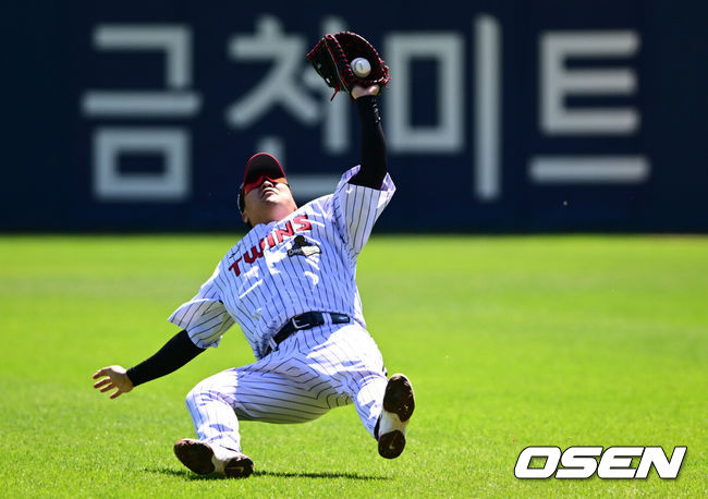 [OSEN=잠실, 조은정 기자]5일 서울 잠실야구장에서 ‘2026 신한 SOL KBO리그’ LG 트윈스와 두산 베어스의 경기가 열렸다.홈팀 LG는 웰스, 방문팀 두산은 잭로그를 선발로 내세웠다. 1회초 1사 2루에서 LG 문보경이 두산 박준순의 플라이 타구를 포구하고 있다. 2026.05.05 /cej@osen.co.kr