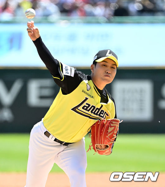 [OSEN=인천, 이대선 기자] 5일 인천 SSG랜더스필드에서 2026 신한 SOL KBO리그 SSG 랜더스와 NC 다이노스의 경기가 열렸다.이날 SSG은 최민준, 두산 NC는 신영우를 선발로 내세웠다.1회초 무사에서 SSG 선발투수 최민준이 역투하고 있다. 2026.05.05 /sunday@osen.co.kr