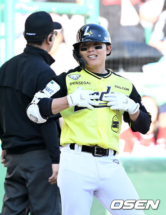 [OSEN=인천, 이대선 기자] 5일 인천 SSG랜더스필드에서 2026 신한 SOL KBO리그 SSG 랜더스와 NC 다이노스의 경기가 열렸다.이날 SSG은 최민준, 두산 NC는 신영우를 선발로 내세웠다.9회말 2사 3루에서 SSG 정준재가 적시타를 치고 환호하고 있다. 2026.05.05 /sunday@osen.co.kr