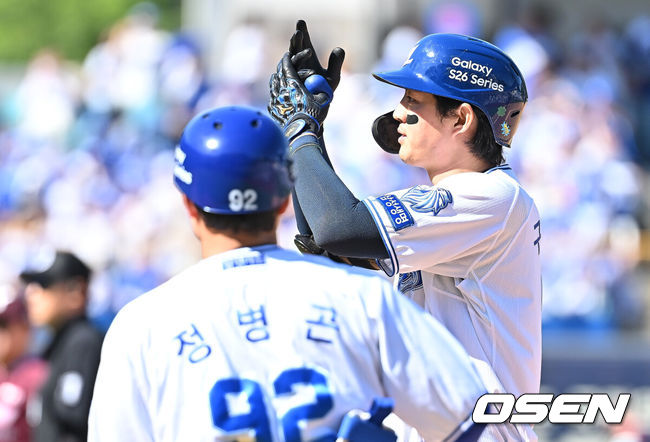 [OSEN=대구, 이석우 기자] 5일 대구삼성라이온즈파크에서 2026 신한 SOL KBO 리그 삼성 라이온즈와 키움 히어로즈의 경기가 열렸다. 홈팀 삼성은 오러클린이, 방문팀 키움은 오석주가 선발 출전했다. 삼성 라이온즈 구자욱이 4회말 1사 1루 중견수 오른쪽 안타를 치고 세리머니를 하고 있다. 2026.05.05 / foto0307@osen.co.kr