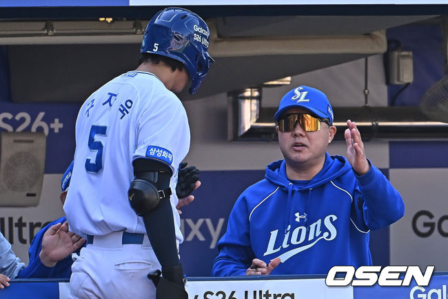 [OSEN=대구, 이석우 기자] 5일 대구삼성라이온즈파크에서 2026 신한 SOL KBO 리그 삼성 라이온즈와 키움 히어로즈의 경기가 열렸다. 홈팀 삼성은 오러클린이, 방문팀 키움은 오석주가 선발 출전했다. 삼성 라이온즈 구자욱이 5회말 1사 만루 좌익수 희생플라이를 치고 박진만 감독과 하이파이브를 하고 있다. 2026.05.05 / foto0307@osen.co.kr