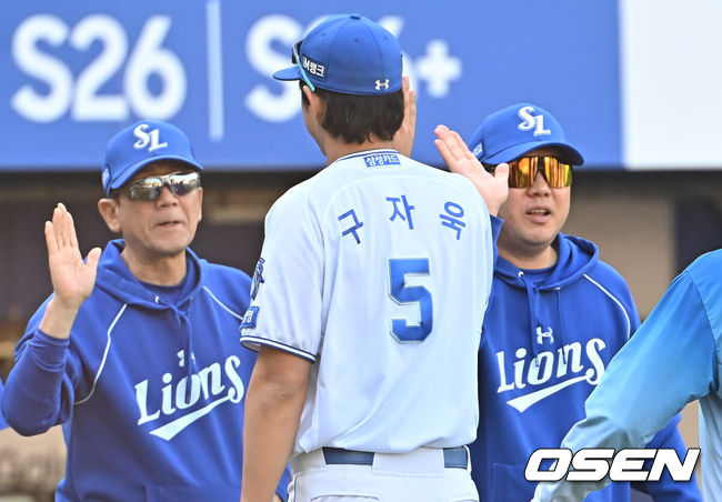 [OSEN=대구, 이석우 기자] 5일 대구삼성라이온즈파크에서 2026 신한 SOL KBO 리그 삼성 라이온즈와 키움 히어로즈의 경기가 열렸다. 홈팀 삼성은 오러클린이, 방문팀 키움은 오석주가 선발 출전했다. 삼성 라이온즈 박진만 감독이 키움 히어로즈에 11-1로 승리한 후 구자욱과 하이파이브를 하고 있다. 2026.05.05 / foto0307@osen.co.kr