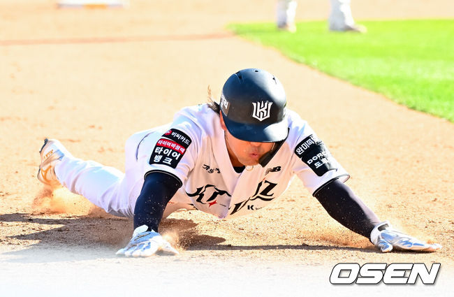 [OSEN=수원, 민경훈 기자] 5일 수원 KT위즈파크에서 2026 신한 SOL KBO리그 KT 위즈와 롯데 자이언츠의 경기가 열렸다.이날 KT는 소형준, 롯데는 로드리게스를 선발로 내세웠다.8회말 무사 주자 1루 KT 유준규의 희생번트때 1루 주자 김상수가 2루를 돌아 3루에 몸을 날려 세이프 되고 있다. 2026.05.05 /rumi@osen.co.kr