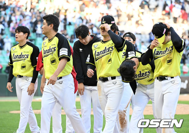 [OSEN=인천, 이대선 기자] 프로야구 SSG 랜더스와 NC 다이노스가 연장 11회까지 가는 혈투 끝에 무승부를 거뒀다.SSG와 NC는 5일 인천 SSG랜더스필드에서 열린 ‘2026 신한은행 SOL Bank KBO리그’ 팀간 3차전에서 7-7 무승부를 기록했다. SSG랜더스필드에서 열린 마지막 어린이날 경기는 4시간22분간 혈투가 벌어졌지만 결국 승부를 가릴 수 없었다.경기 종료 후 SSG 선수들이 관중석을 향해 인사를 하고 있다. 2026.05.05 /sunday@osen.co.kr