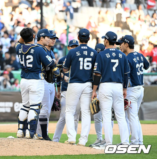 [OSEN=인천, 이대선 기자] 프로야구 SSG 랜더스와 NC 다이노스가 연장 11회까지 가는 혈투 끝에 무승부를 거뒀다.SSG와 NC는 5일 인천 SSG랜더스필드에서 열린 ‘2026 신한은행 SOL Bank KBO리그’ 팀간 3차전에서 7-7 무승부를 기록했다. SSG랜더스필드에서 열린 마지막 어린이날 경기는 4시간22분간 혈투가 벌어졌지만 결국 승부를 가릴 수 없었다.경기 종료 후 NC 선수들이 마운드에 모여 이야기를 나누고 있다. 2026.05.05 /sunday@osen.co.kr