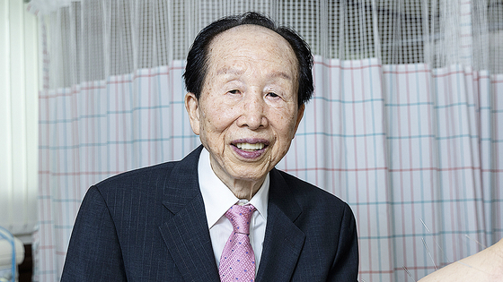  안봉승 한의사가 서울 마포구에 위치한 그의 한의원에서 활짝 웃으며 기념촬영을 하고 있다. 장진영 기자