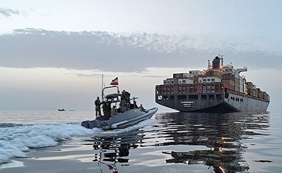 호르무즈 해협 통과 선박 나포 시도하는 이란 혁명수비대 고속정. AFP=연합뉴스