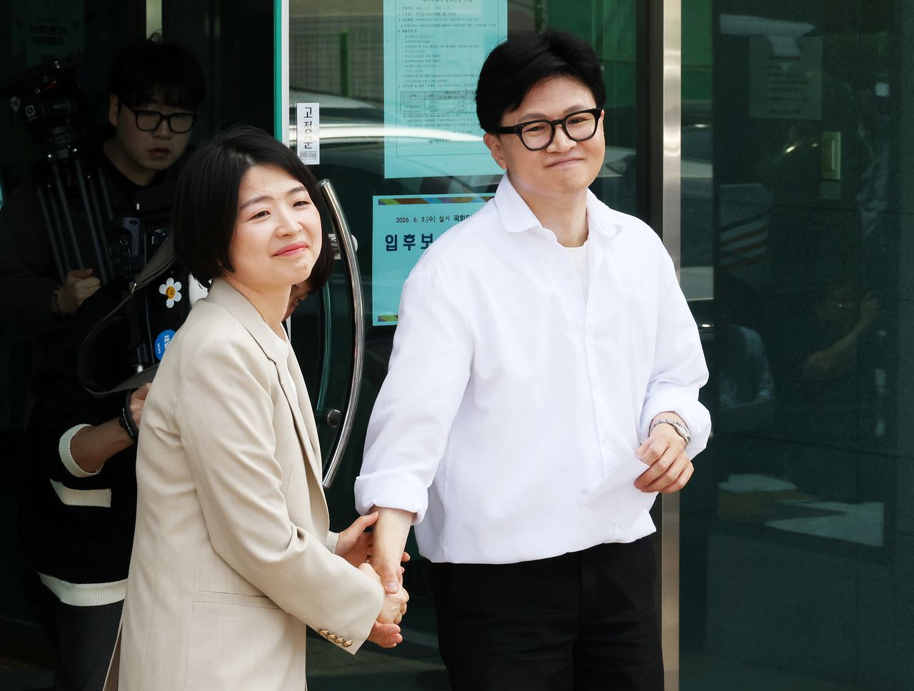 부산 북갑 보궐선거에 무소속으로 출마를 선언한 한동훈 전 국민의힘 대표가 지난 4일 오후 부산 북구선거관리위원회에서 예비후보 등록을 마친 뒤 한지아 국민의힘 의원과 악수하고 있다. 송봉근 객원기자