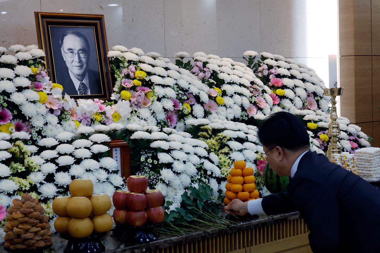 이홍구 전 국무총리가 별세한 5일 오후 서울 송파구 서울아산병원 장례식장에 마련된 빈소를 찾은 조문객이 헌화하고 있다. 뉴스1