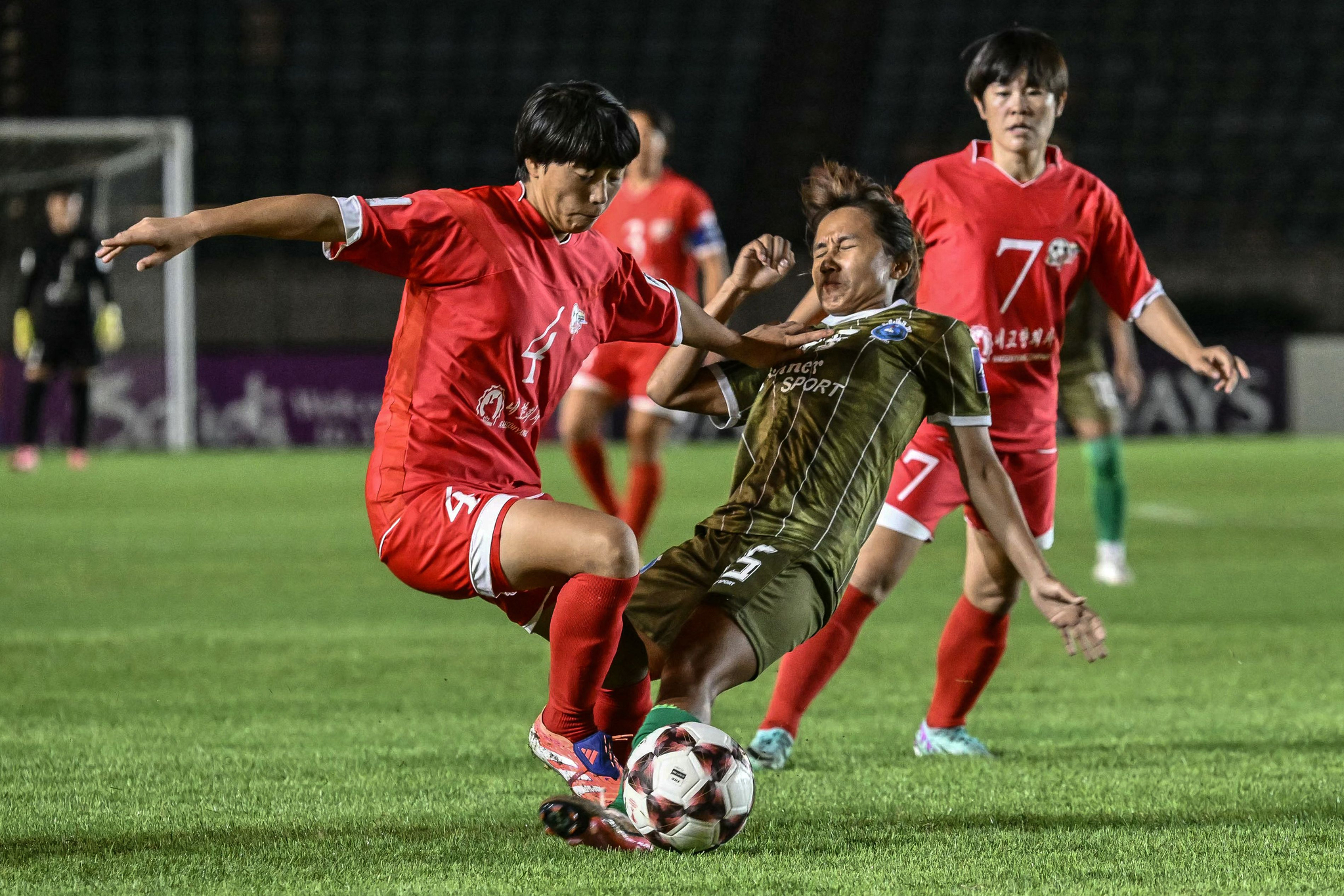 북한 내고향여자축구단의 리명금(왼쪽). AFP=연합뉴스
