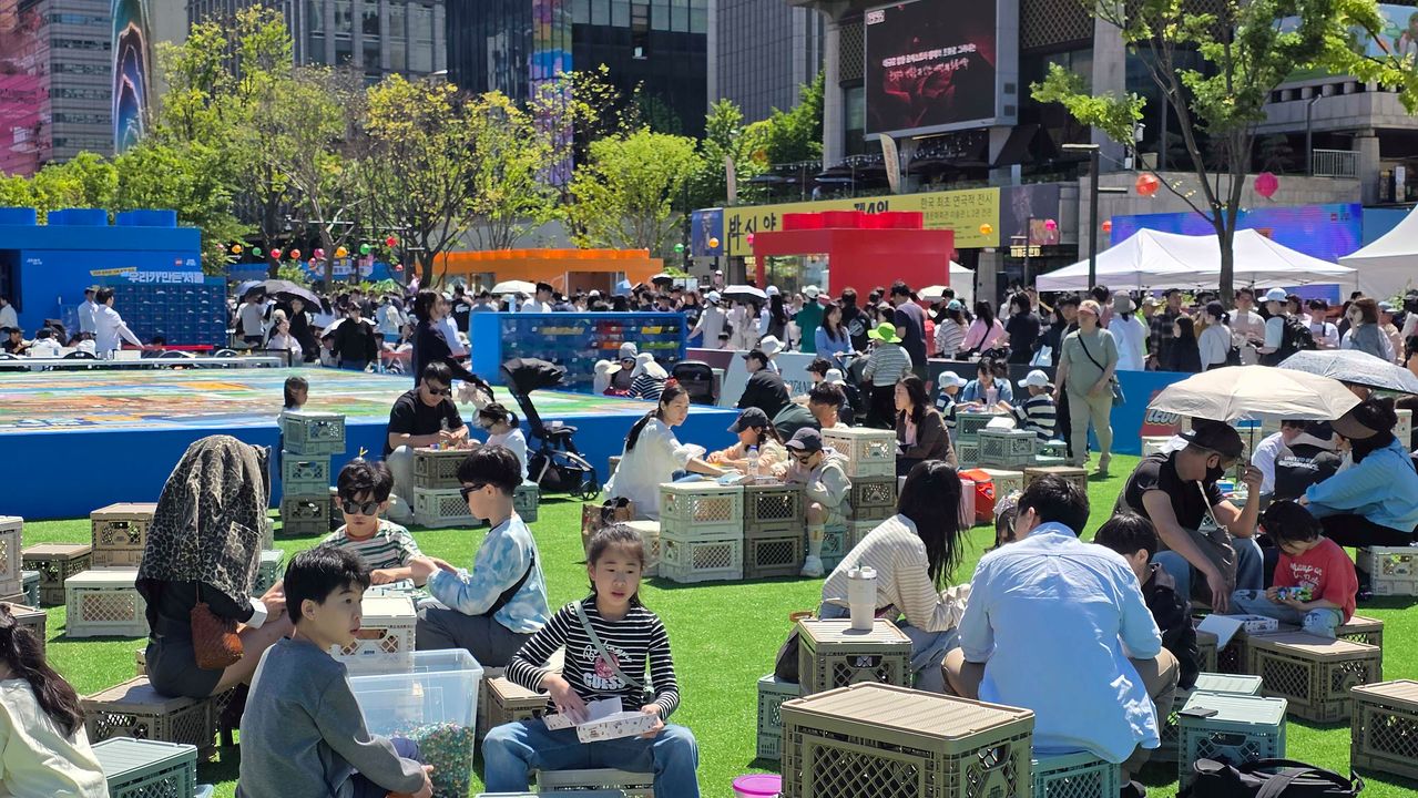 5일 서울 종로구 광화문광장에서 열린 ‘레고 2026 광화문 가족동행축제-렛츠 플레이’에 참가한 가족들이 모여 레고 작품을 만들고 있다. 김창용 기자 