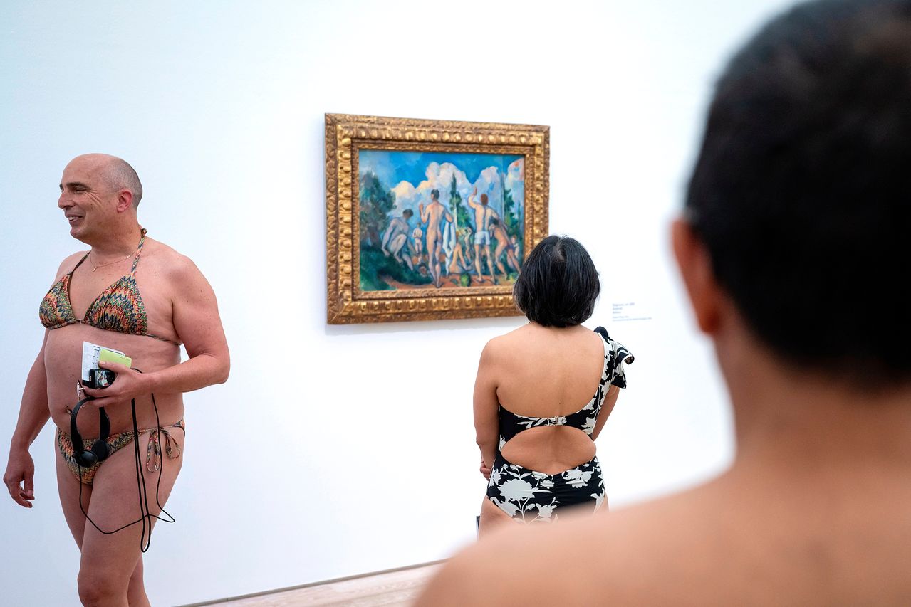 지난 1일(현지시간) 스위스 바젤의 바이엘러 재단 미술관에서 수영복을 입고 전시를 관람하고 있는 사람들. AP=연합뉴스