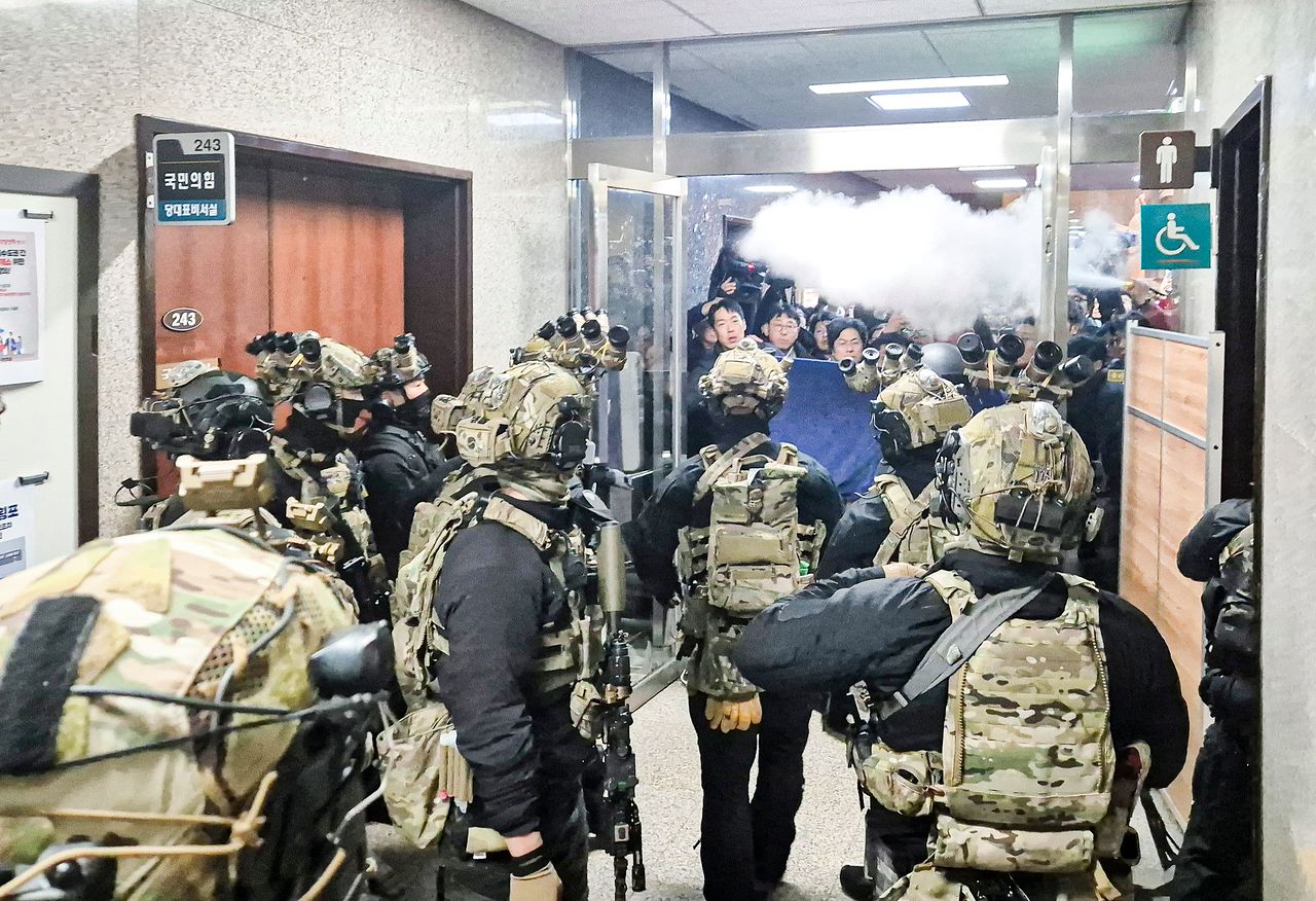 윤석열 전 대통령이 지난 2024년 12월3일 밤 비상계엄을 선포한 후 4일 새벽 서울 국회의사당에서 계엄군이 국회 본청으로 진입하는 장면. 연합뉴스