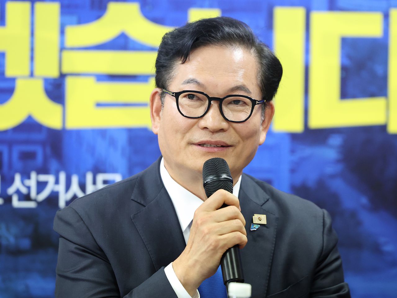 송영길 더불어민주당 인천 연수갑 국회의원 보궐선거 후보가 24일 오전 인천 연수구 정지열 인천 연수구청장 후보 선거사무소에서 열린 최고위원회의에서 모두발언을 하고 있다. 뉴스1