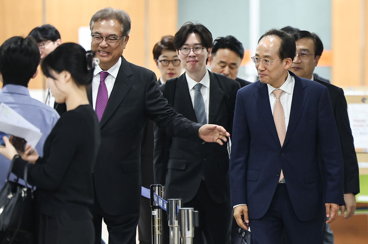 정진석 전 대통령비서실장(왼쪽)과 추경호 국민의힘 전 원내대표가 17일 오전 서울 서초구 서울중앙지방법원에서 공판에 출석하며 인사를 나누고 있다. 뉴스1