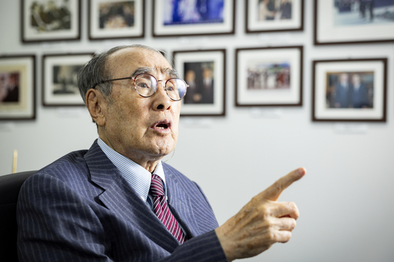 이홍구 전 국무총리가 2022년 9월 5일 서울 서대문구 서울포럼 사무실에서 중앙일보와 인터뷰하고 있다. 전민규 기자