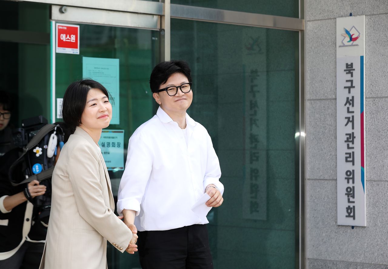 부산 북갑 보궐선거에 무소속으로 출마를 선언한 한동훈 전 국민의힘 대표가 4일 오후 부산 북구선거관리위원회에서 예비후보 등록을 마친 뒤 한지아 국민의힘 의원과 악수하고 있다. 뉴스1