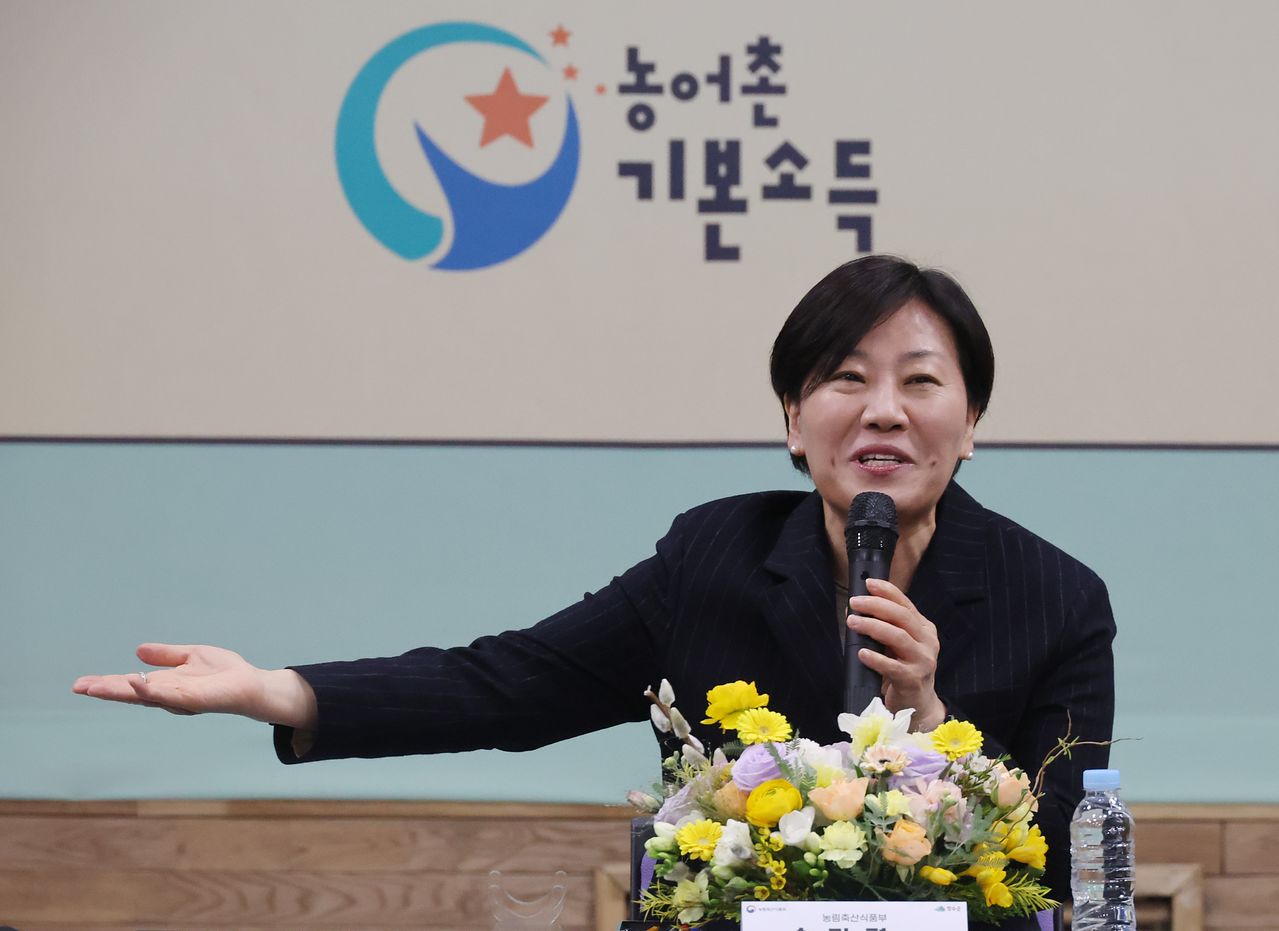 지난 2월 26일 전북 장수군청에서 열린 기본소득 1호 수령자 전달식에서 송미령 농림축산식품부 장관이 기본소득에 관해 설명하고 있다. 연합뉴스