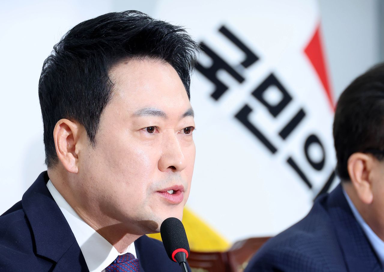 장동혁 국민의힘 대표가 5일 오전 국회에서 열린 기자간담회에서 기자들 질문에 답하고 있다. 임현동 기자