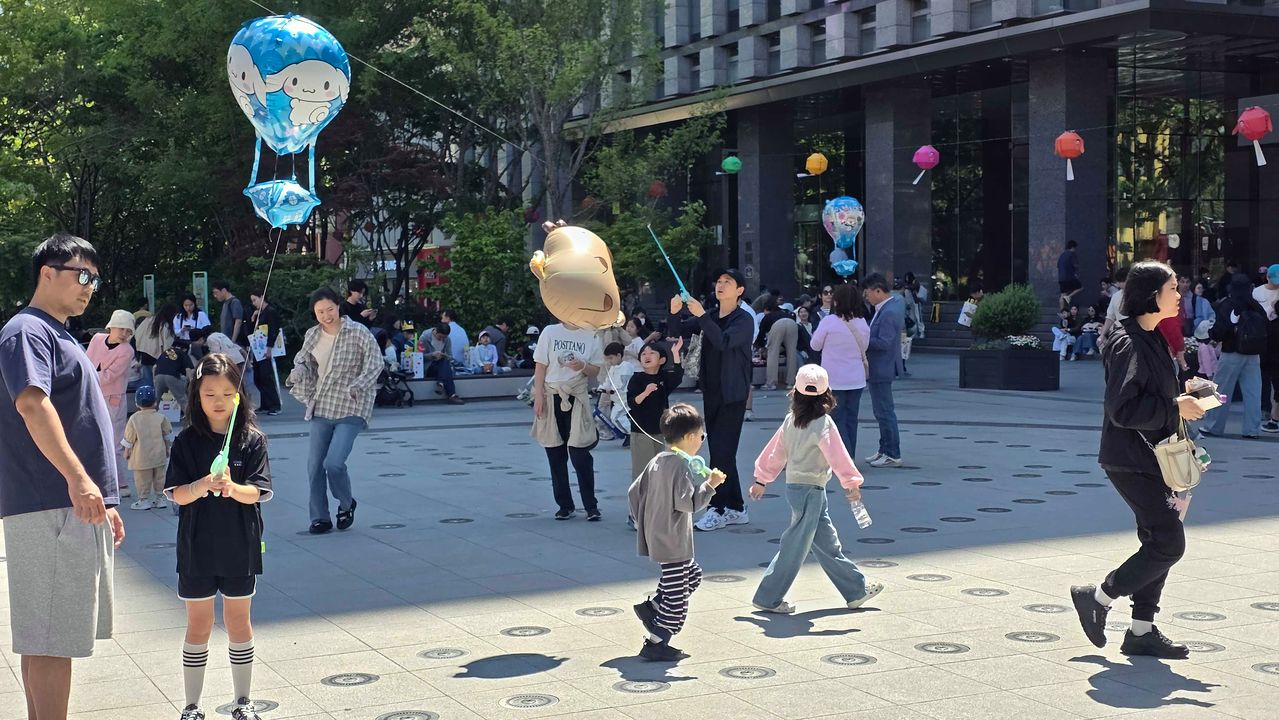5일 서울 종로구 광화문광장에 나들이를 나온 가족들이 풍선으로 만든 연을 날리고 있다. 김창용 기자  
