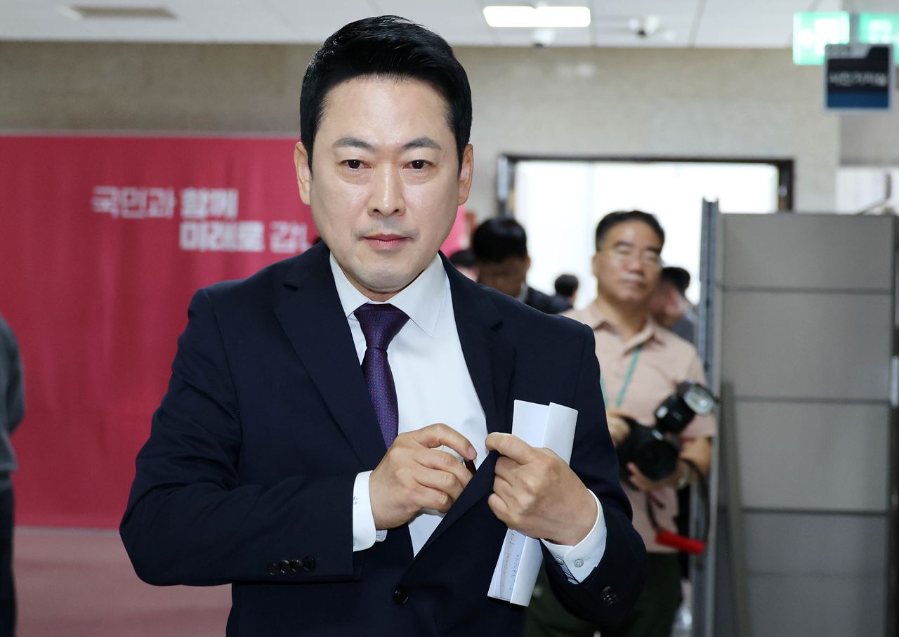 장동혁 국민의힘 대표가 5일 오전 국회에서 기자간담회를 마친 뒤 회의실을 나서고 있다. 임현동 기자