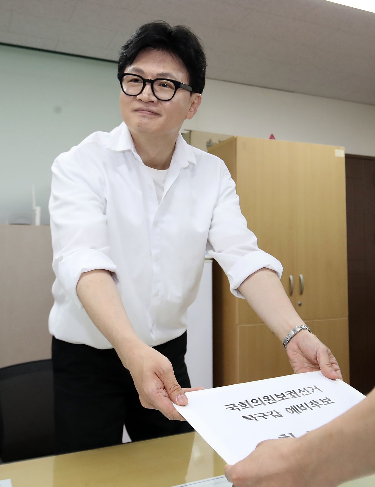 한동훈 전 국민의힘 대표가 4일 부산 북구선거관리위원회에서 보궐선거 예비후보 등록을 하고 있다. 뉴스1