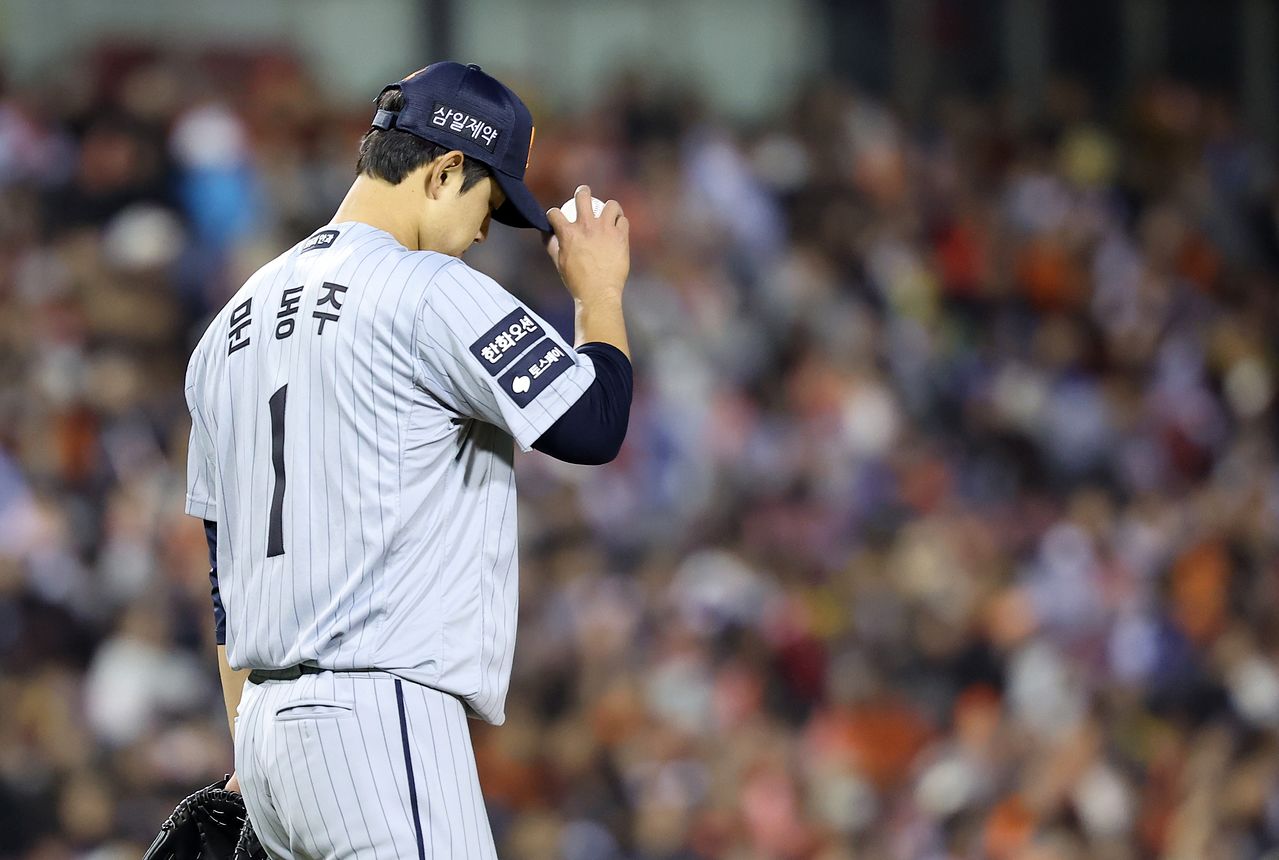 (서울=뉴스1) 김성진 기자 = 21일 서울 송파구 잠실야구장에서 열린 '2026 신한 SOL KBO리그' 한화 이글스와 LG 트윈스의 경기, 한화 선발 문동주가 4회말 1사 2,3루 상황에서 LG 송찬의에게 2타점 적시타를 허용한 후 아쉬워하고 있다. 2026.4.21/뉴스1