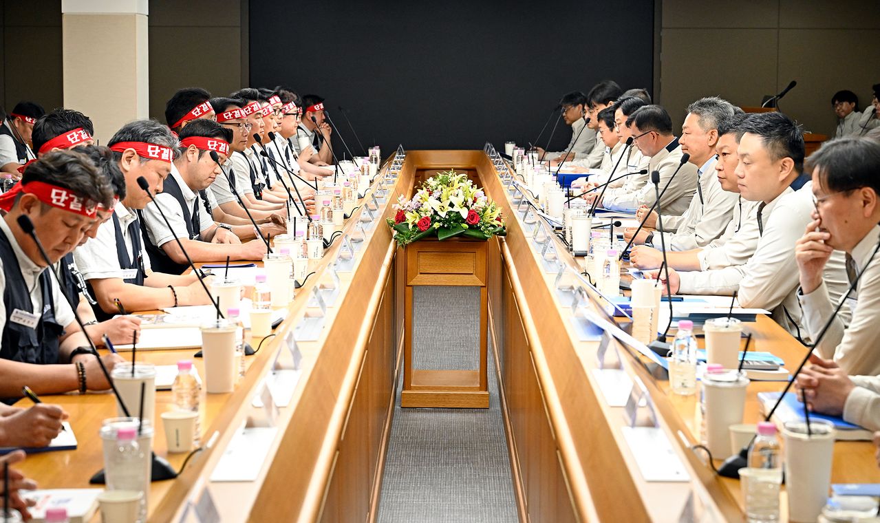 현대자동차 노사는 6일 울산공장 본관 동행룸에서 2026년 임금협상 상견례를 열었다. 사진 현대차