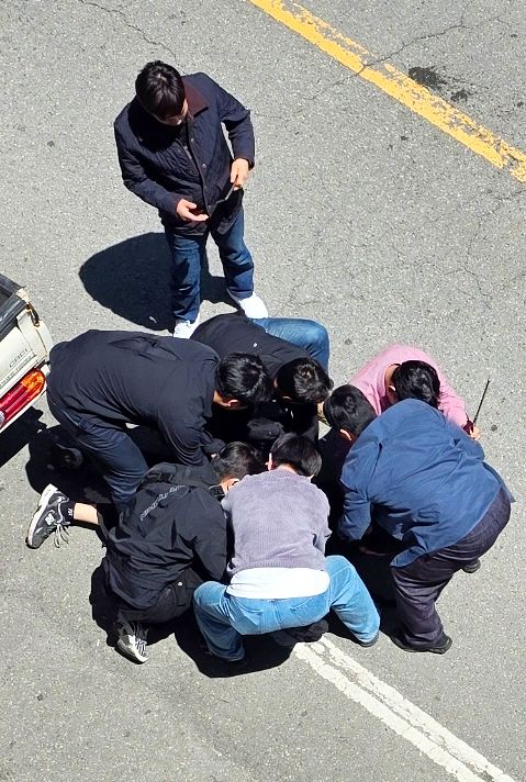 5일 광주광역시 한 도로에서 경찰이 살인 용의자 20대 장모씨를 체포하고 있다. 장씨는 이날 오전 광주시 한 대학교 인근에서 여고생을 흉기로 찔러 살해한 혐의를 받고 있다. [연합뉴스]