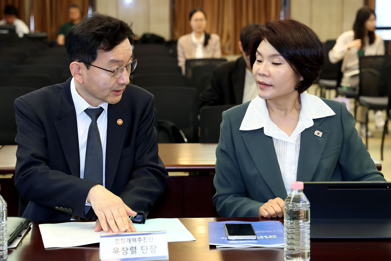 윤창렬 검찰개혁추진단장(왼쪽)과 한정애 더불어민주당 정책위의장이 6일 오전 서울 중구 한국프레스센터에서 열린 국민을 위한 형사사법 체계 개선 당정 공동 토론회에서 대화히고 있다. 뉴스1