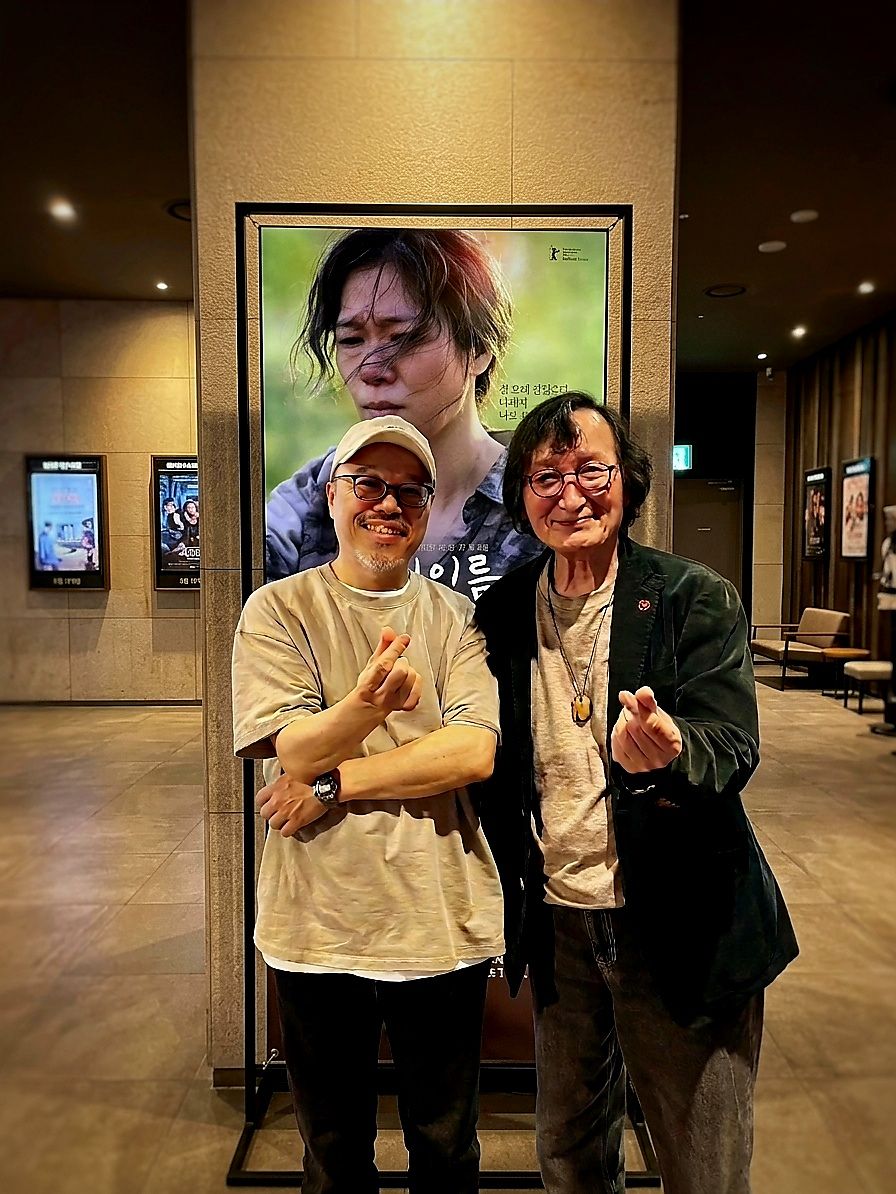 웹툰작가 윤태호(왼쪽부터)가 지난 4일 서울 CGV 용산 영화관에서 정지영 감독의 영화 '내 이름은' 자비 시사회를 열었다. 사진 아우라픽처스, 렛츠필름