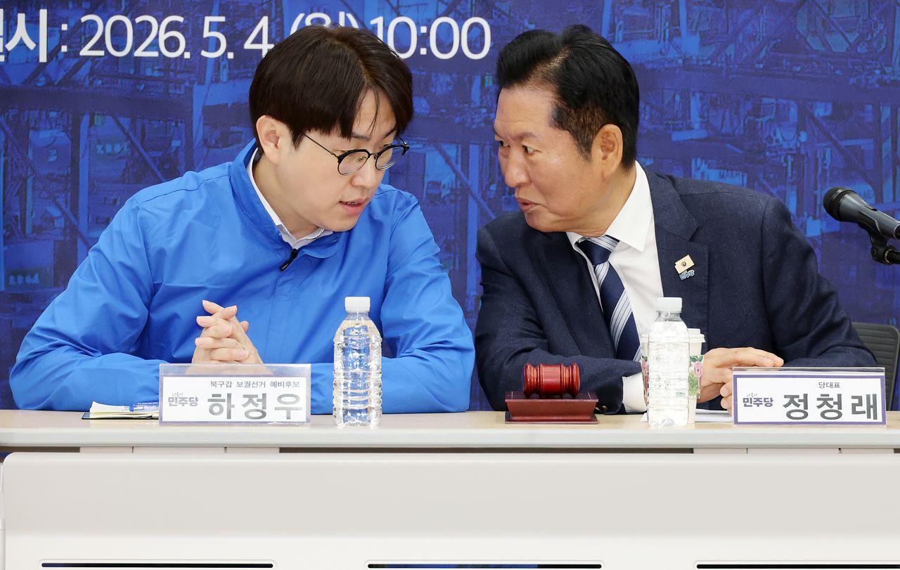 정청래 더불어민주당 대표가 4일 부산 동구 부산항 국제전시컨벤션센터에서 열린 부산 현장 최고위원회 회의에 참석해 부산 북갑 보궐선거 예비후보인 하정우 전 청와대 AI미래기획수석과 대화하고 있다. 송봉근 객원기자 
