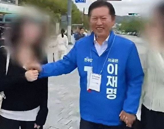 정청래 더불어민주당 대표가 지난해 대선 유세 도중 한 여성의 손을 잡은 채 말하고 있다. 온라인 커뮤니티 캡쳐