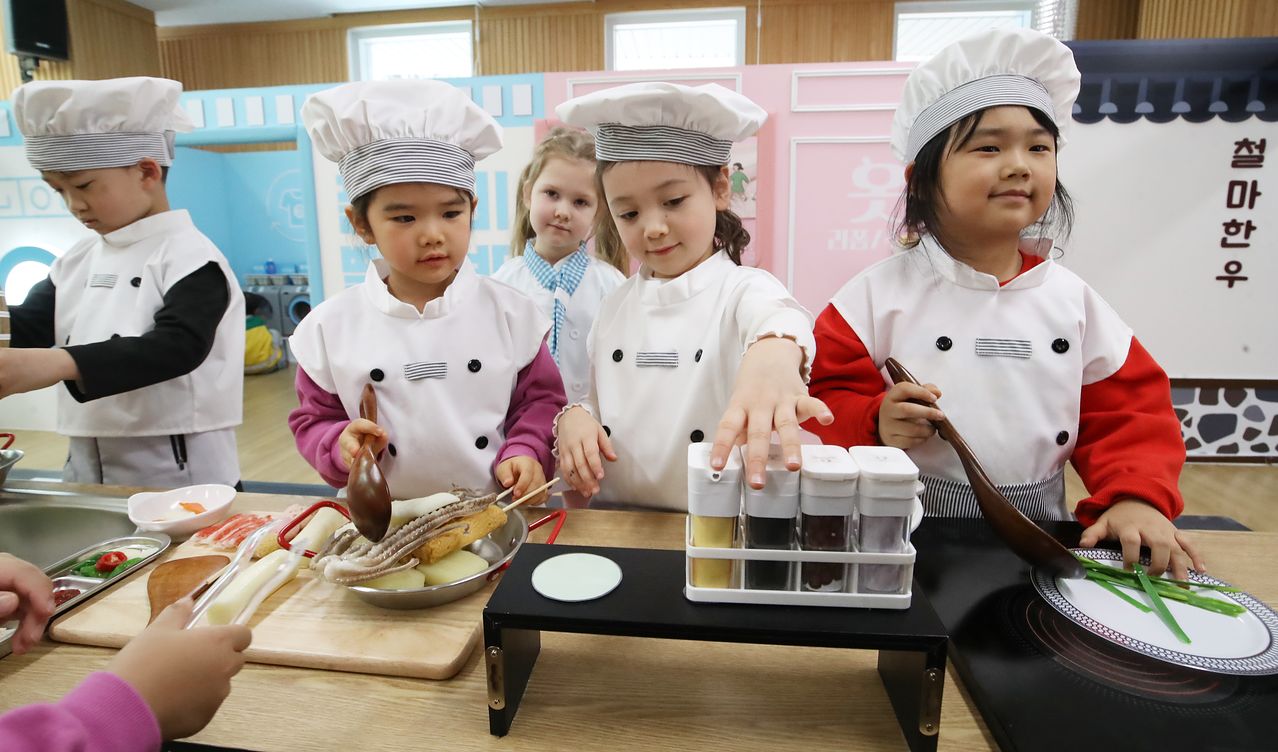지난 3월 부산 기장군 부산유아놀이체험센터 기획놀이실 꿈놀이방 ‘철마꼬마요리사’ 체험 공간에서 마리나유치원 유아들이 부산 대표 식재료를 활용한 요리 체험을 하고 있다. 사진은 기사와 직접 관계 없음. 뉴스1