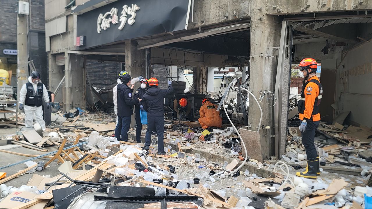 경찰·소방·국립과학수사연구원·한국가스안전공사 관계자들이 지난달 17일 오전 충북 청주 가스폭발 사고 원인 규명을 위한 2차 합동감식을 하고 있다. 뉴스1