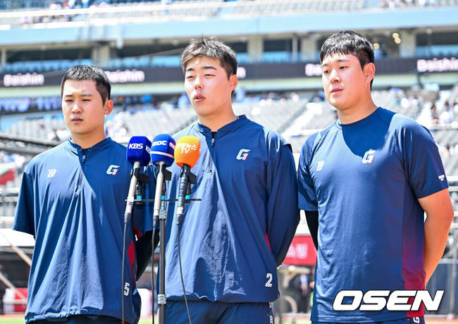 [OSEN=수원, 민경훈 기자] 5일 수원 KT위즈파크에서 2026 신한 SOL KBO리그 KT 위즈와 롯데 자이언츠의 경기가 열렸다.이날 KT는 소형준, 롯데는 로드리게스를 선발로 내세웠다.경기 전 롯데 김세민, 고승민, 나승엽이 경기에 앞서 인터뷰를 하고 있다.나승엽, 고승민, 김세민은 올해 초 대만 스프링캠프 중 도박장 출입으로 출전정지 징계를 받았다 해제돼 1군 엔트리에 복귀했다. 2026.05.05 /rumi@osen.co.kr