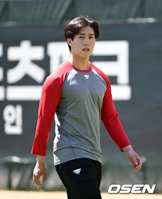 [OSEN=인천, 이대선 기자] 5일 인천 SSG랜더스필드에서 2026 신한 SOL KBO리그 SSG 랜더스와 NC 다이노스의 경기가 열렸다.이날 SSG은 최민준, 두산 NC는 신영우를 선발로 내세웠다.미치 화이트의 부상 대체 선수로 영입한 일본 독립리그 좌완 투수 히라모토 긴지로가 훈련을 하고 있다. 2026.05.05 /sunday@osen.co.kr