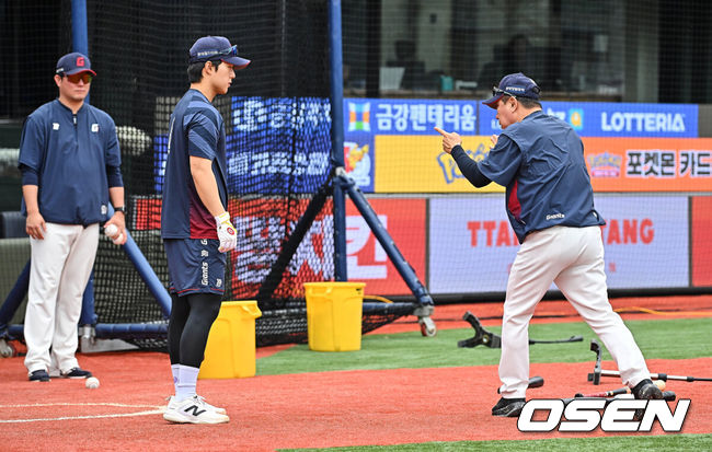 [OSEN=부산, 이석우 기자] 28일 부산 사직야구장에서 2026 신한 SOL KBO 리그 롯데 자이언츠와 키움 히어로즈의 경기가 열린다. 홈팀 롯데는 김진욱이, 방문팀 키움은 알칸타라가 선발 출전한다.롯데 자이언츠 김태형 감독이 한태양에게 타격 지도를 하고 있다. 2026.04.28 / foto0307@osen.co.kr