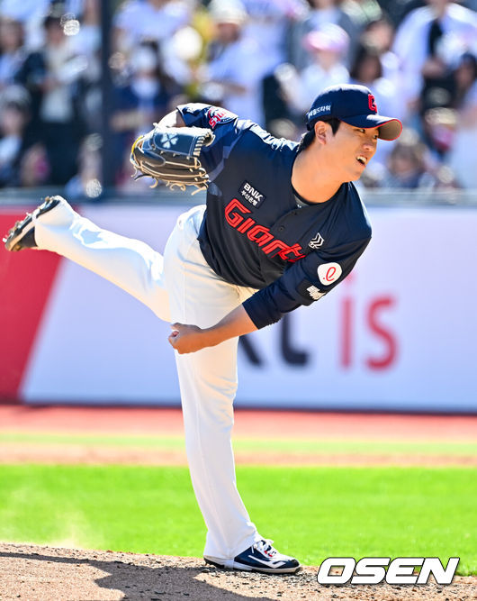 [OSEN=수원, 민경훈 기자] 5일 수원 KT위즈파크에서 2026 신한 SOL KBO리그 KT 위즈와 롯데 자이언츠의 경기가 열렸다.이날 KT는 소형준, 롯데는 로드리게스를 선발로 내세웠다.6회말 무사 주자 1,3루 KT 이강민 타석에서 롯데 선발 로드리게스에 이어 마운드에 오른 정현수가 힘차게 공을 뿌리고 있다. 2026.05.05 /rumi@osen.co.kr