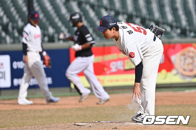 [OSEN=부산, 이석우 기자] 13일 부산 사직야구장에서 2026 신한 SOL KBO 리그 롯데 자이언츠와 KT 위즈의 시범경기가 열렸다. 홈팀 롯데는 쿄야마가 방문팀 KT는 보쉴리가 선발 출전했다.롯데 자이언츠 정현수가 7회초 무사 KT 위즈 김민석에게 좌중월 동점 솔로 홈런을 맞고 아쉬워하고 있다. 2026.03.13 / foto0307@osen.co.kr