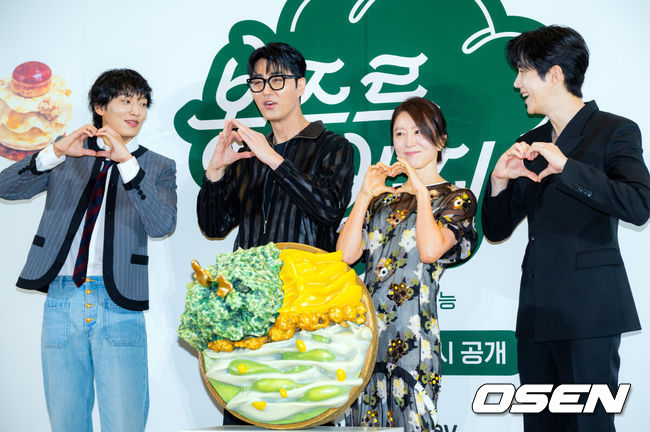 [OSEN=민경훈 기자] 6일 오전 서울 중구 커뮤니티하우스 마실에서 쿠팡플레이 새 예능 ‘봉주르빵집’ 제작발표회가 열렸다. 조용한 시골 마을에 문을 연 국내 최초 ‘시니어 디저트 카페’를 배경으로 인생의 맛을 아는 어르신들과 행복의 맛을 아는 빵집 식구들이 달콤한 위로와 온기를 나누는 힐링 예능이다.배우 이기택, 차승원, 김희애, 김선호가 참석해 포토타임을 갖고 있다. 2026.05.06 /rumi@osen.co.kr