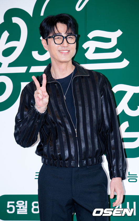 [OSEN=민경훈 기자] 6일 오전 서울 중구 커뮤니티하우스 마실에서 쿠팡플레이 새 예능 ‘봉주르빵집’ 제작발표회가 열렸다. 조용한 시골 마을에 문을 연 국내 최초 ‘시니어 디저트 카페’를 배경으로 인생의 맛을 아는 어르신들과 행복의 맛을 아는 빵집 식구들이 달콤한 위로와 온기를 나누는 힐링 예능이다.배우 차승원이 참석해 포토타임을 갖고 있다. 2026.05.06 /rumi@osen.co.kr